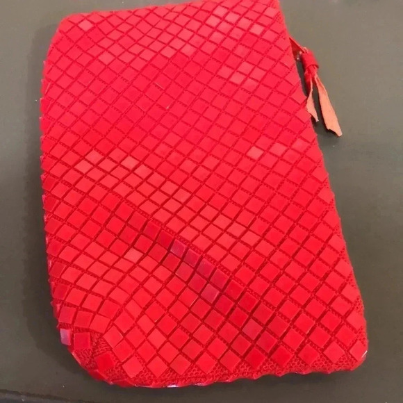 La Regale red mesh clutch. - Picture 3 of 5